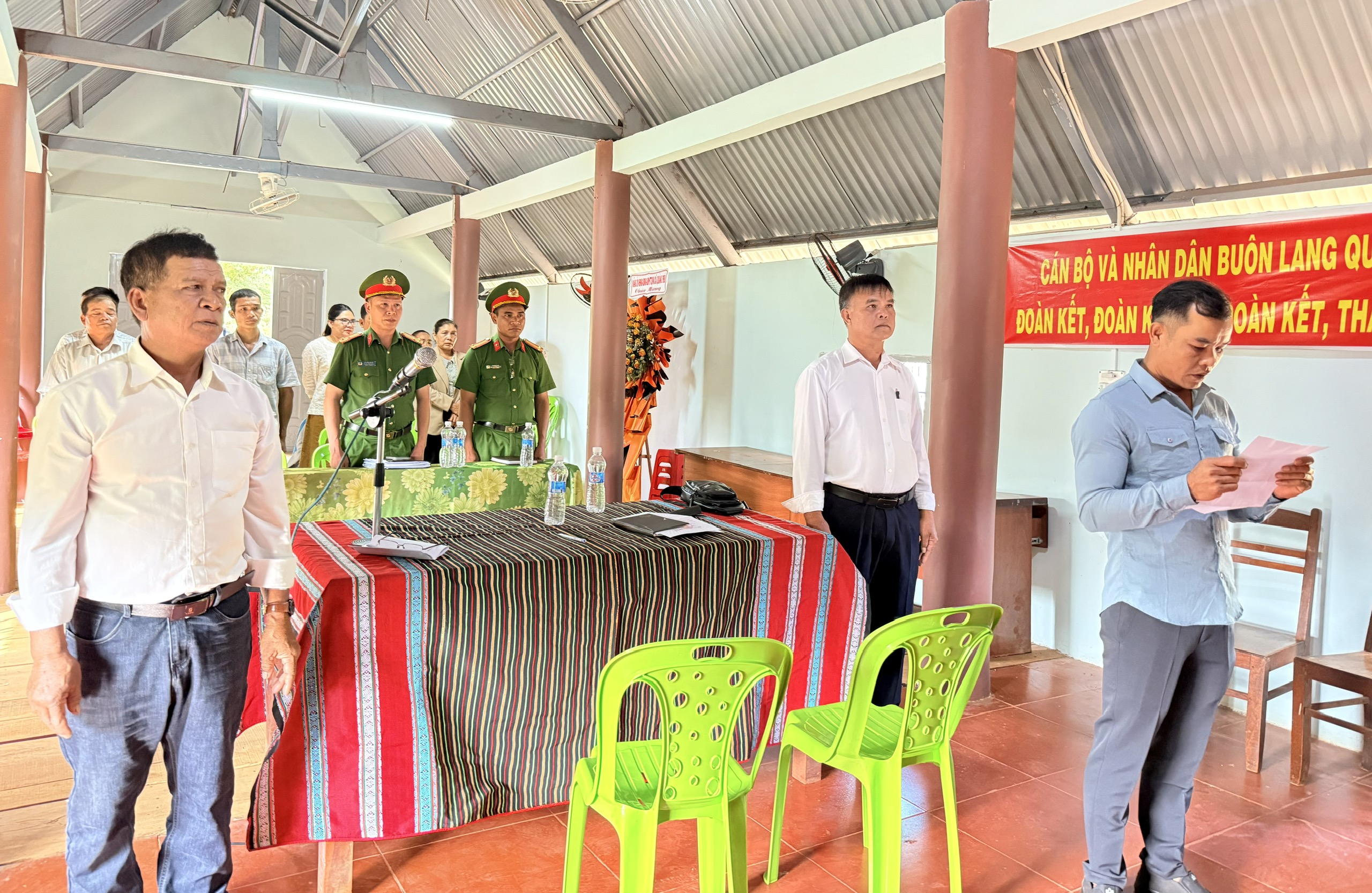 Đồng chí Y Hang Niê tuyên thệ